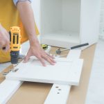 Jak sobie poradzić, kiedy lodówka przestaje chłodzić, a pralka wypuszcza wodę? Praktyczne wskazówki